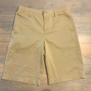 Under Armor Khaki shorts (LOOSE)